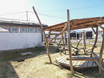 [Translate to Français:] Unfertiger Spielplatz am neuen CONCORDIA Tageszentrum im Kosovo