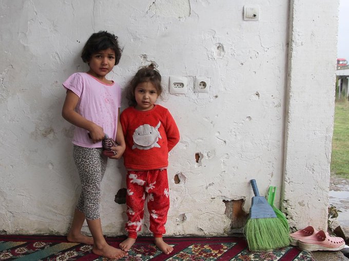 Zwei Mädchen ohne Schuhe im Kosovo