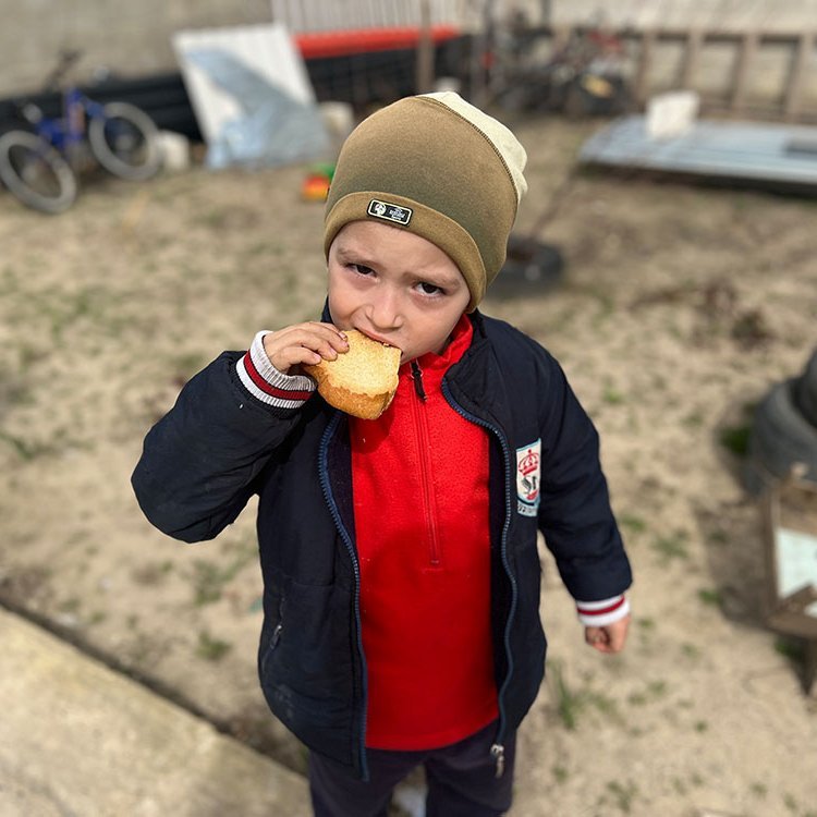 Der kleine Mircea aus Moldau hat oft nur ein Stück Brot zu essen.