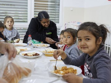 [Translate to Français:] Mädchen essen im CONCORDIA Tageszentrum im Kosovo