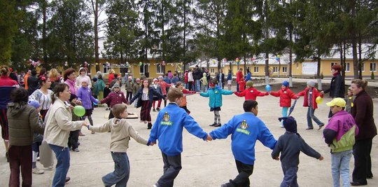 Kinder von CONCORDIA laufen im Kreis